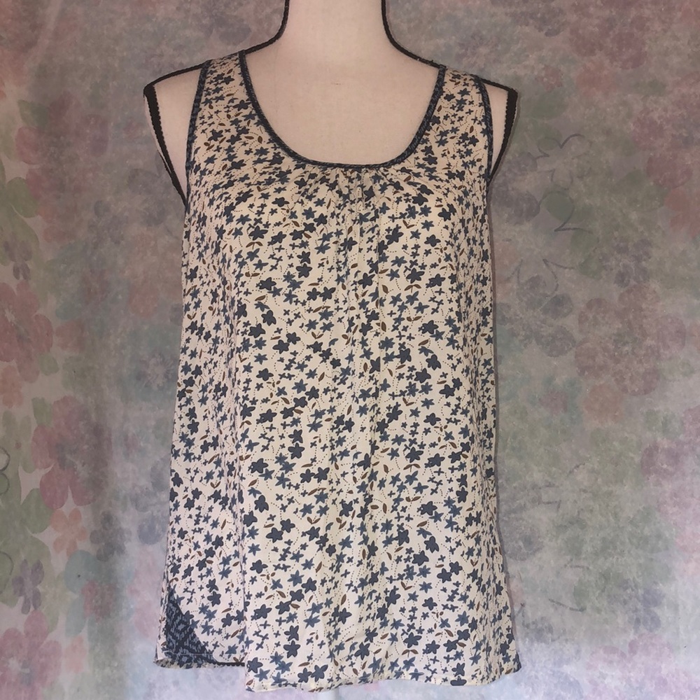 😍beautiful size M Rue21 floral print tank top